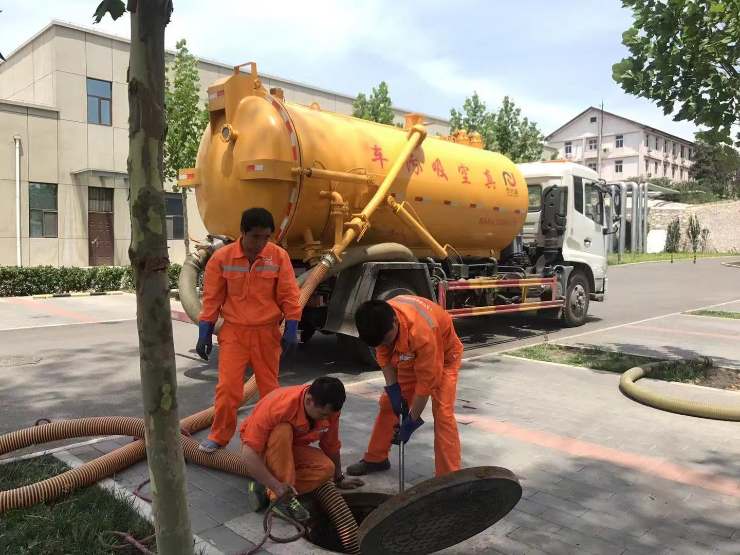 建邺管道疏通车停在窨井附近