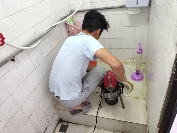 建邺管道堵塞冒臭气 专业师傅现场解决问题