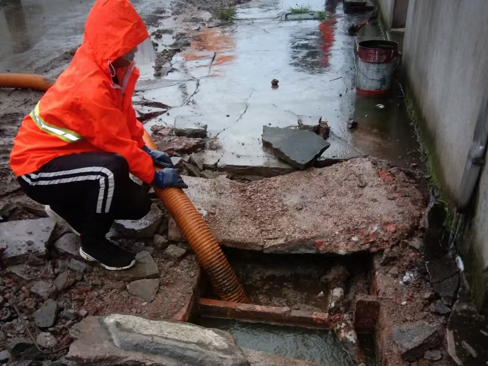 建邺专业清理污水池 炜誉市政以规范流程守护城市 “肠道”