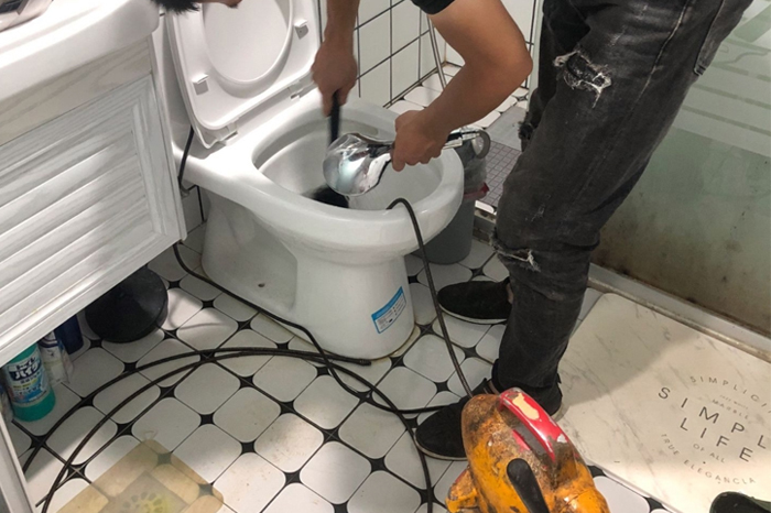 建邺马桶堵塞自己疏通还是找师傅？专业上门服务让你省时更省心