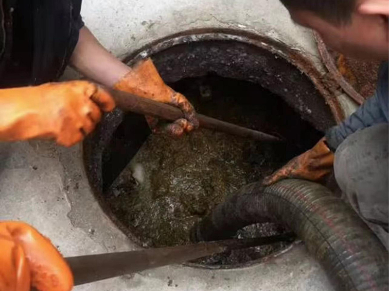 建邺清理化粪池时如何避免沼气的危害？